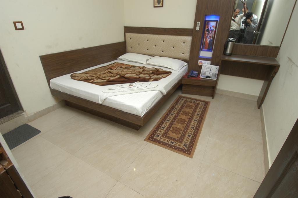 Hotel Shiv Palace Ню Делхи Екстериор снимка
