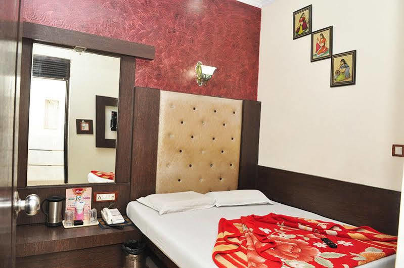 Hotel Shiv Palace Ню Делхи Екстериор снимка
